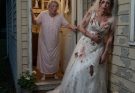 Her Wedding Dress Was Covered In Blood. Then Her Father Arrived-samsingg