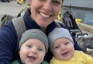 “Je suis allée au port avec nos jumelles de trois mois, dans l’espoir de faire une surprise à mon mari après sa longue mission en mer.